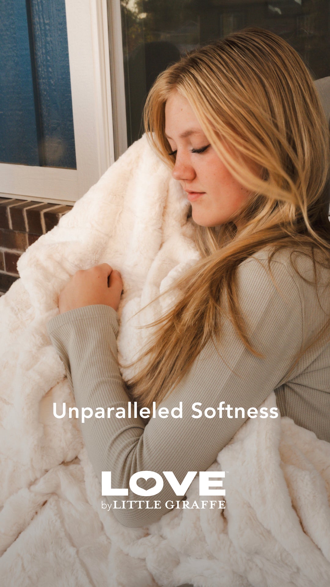 Luxe™ Waterfall Luxury Home Throw (45" x 59")